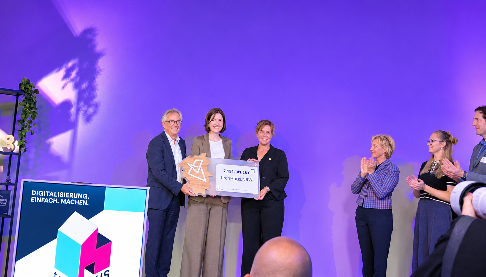 Übergabe Förderscheck mit Prof. Wolfgang Prinz, Lisa Klug, Mona Neubaur